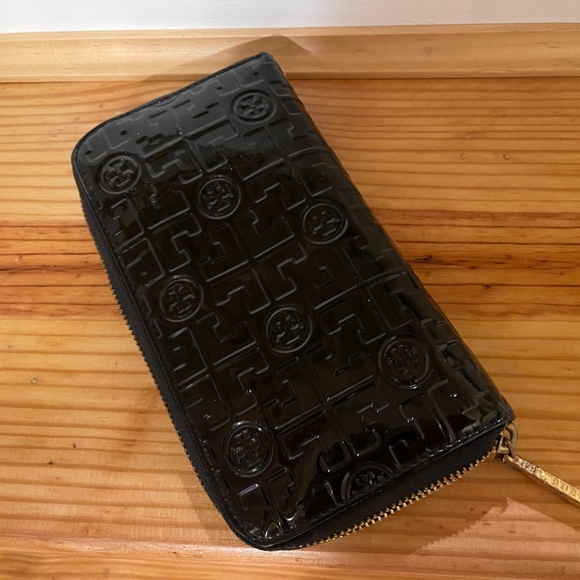 Tory Burch Embossed Patent Leather Wallet Black - Picture 3 of 5
